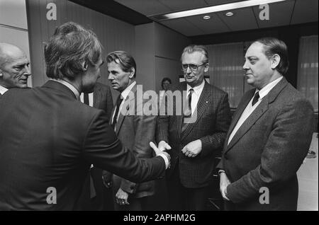 Minister de Short van in conversation with civil servants associations Description: The Short of the Shakes Hand of Sonneveld (ACOP). Right CFO Chairman de Jong Datar: 13 March 1986 Location: The Hague, Zuid-Holland Keywords: shake hands, ministers, socio-economic consultations, trade unions, chairmen Personal name: Korte, Rudolf de, Sonneveld, Th. Stock Photo