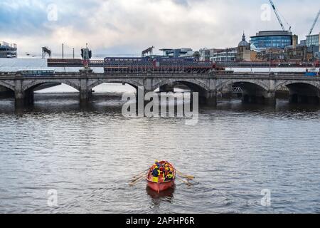 Glasgow, Scotland, UK. 23rd January, 2020. UK Weather.  A rowing boat on the River Clyde. Credit: Skully/Alamy Live News Stock Photo