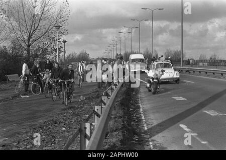 Second carless Sunday in connection with the oil boycott Description: Police checks cars Date: 11 November 1973 Keywords: cars, car-free, oil boycott, police Stock Photo