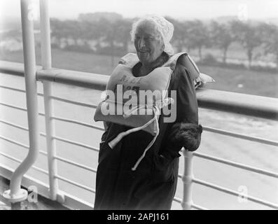 Sea voyage with MS Johan van Oldenbarnevelt to Norway Description: The actor Esther de Boer-van Rijk with life jacket on the railing during the sloop Annotation: The actor Esther de Boer-van Rijk became known for her role as Kneertje in Herman Heijermans' play On Hope of Blessing Date: 1933 Location: Norway Keywords: actors, cruises, cruise ships, fences, passenger ships, portraits, rescue equipment, travelers, ships, tourism, safety, women, life jackets Personal name: Boer-van Rijk, Esther de, Heijermans, Herman Stock Photo