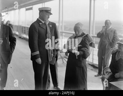 Sea voyage with MS Johan van Oldenbarnevelt to Norway Description: The playwright Esther de Boer-van Rijk with life jacket with admiral (?) Van der Ben during the sloop Annotation: The playwright Esther de Boer-van Rijk became known for her role as Kniertje in Herman Heijermans' play Op hoop van blessing Date: 1933 Keywords: actors, cruises, cruise ships, passenger ships, rescue equipment, ships, tourism, uniforms, women, sailors, life jackets Personal name: Ben, [...] van der, Boer-van Rijk, Esther de Stock Photo