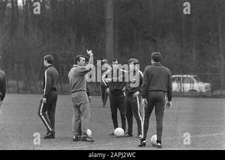 the team of Feijenoord trains in sports centre Zeist for the match against Legia-Warsaw Description: The footballers in action. In the middle trainer Ernst Happel Date: 14 april 1970 Location: Utrecht, Zeist Keywords: football Personal name: Happel, Ernst Stock Photo