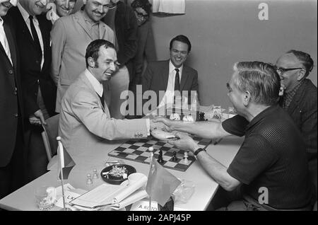 IBM Chess Tournament 1968 Description: Bronstein (l) plays against  Shamkovich (r). Kavalek looks along Date: 31 July 1968 Location: Amsterdam,  Noord-Holland Keywords: group portraits, chess players, chess tournaments, chess  players Personal name