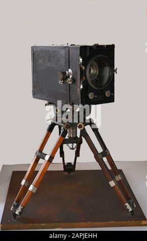 old fashioned film movie camera on a tripod Stock Photo