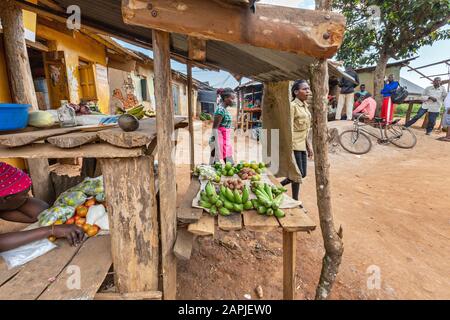 Fruit market and local people, in Kitwa, Uganda Stock Photo