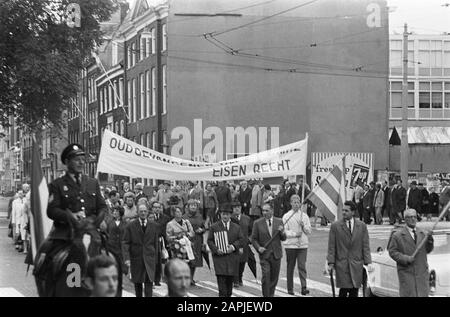 Demonstration of the Auschwitz Committee in Amsterdam with the aim of placing Willy Lages of war criminal within the reach of Nedelandse Justice Description: Protesters on their way to the monument of the Dockwerker on the Jonas Daniël Meijerplein Date: 18 September 1966 Location: Amsterdam, Noord-Holland Keywords: demonstrations, banners Personal name: Lages, Willy Stock Photo
