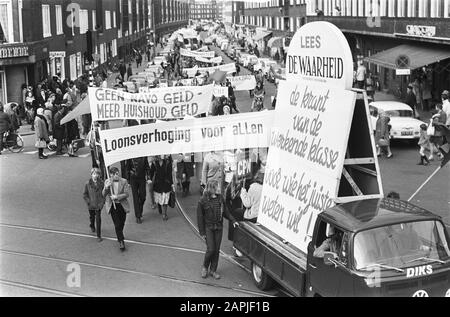 Demonstrative parade in Amsterdam by the Communist Party Description: Protesters draw flags and banners through the streets of Amsterdam Date: March 27, 1971 Location: Amsterdam, Noord-Holland Keywords : demonstrations, banners, flags Settings Name: CPN Stock Photo