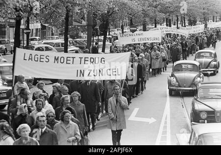 Demonstration of the Auschwitz Committee in Amsterdam Description: Protesters demand the return of war criminal Willy Lages with the aim of putting this back under the reach of the Dutch Justice Date : 18 September 1966 Location: Amsterdam, Noord-Holland Keywords: demonstrations, war criminals Personal name: Lages, Willy Stock Photo