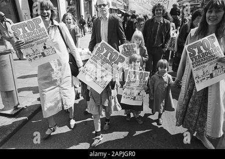 Children with parents demonstrating against the increase of tariffs for crèches Description: Demonstration in Amsterdam with banners; on it the text Stop increase [...] Date: 18 May 1979 Location: Amsterdam, Noord-Holland Keywords: demonstrations, nurseries, banners