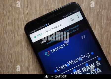 Trifacta website displayed on a modern smartphone Stock Photo