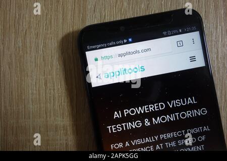 Applitools website displayed on a modern smartphone Stock Photo