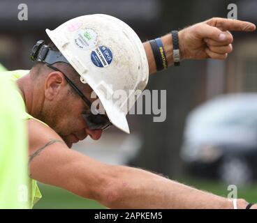 Mount Pleasant, Wisconsin, USA. 19th July, 2019. Work on a construction project continues as temperatures were in the low 90s (F) in the Village of Mount Pleasant near Racine, Wisconsin Friday July 19, 2019. Credit: Mark Hertzberg/ZUMA Wire/Alamy Live News Stock Photo