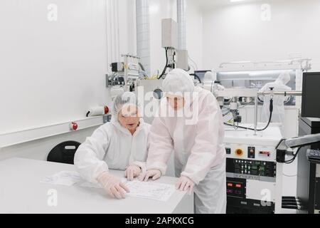 Two scientists working in laboratory Stock Photo