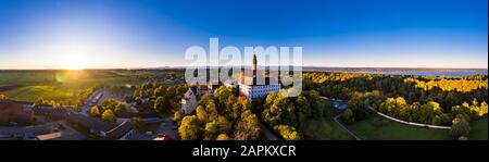 Luftaufnahme bei Sonnenaufgang, Deutschland, Bayern, Oberbayern, Pfaffenwinkel, Ammersee, Kloster Andechs Stock Photo