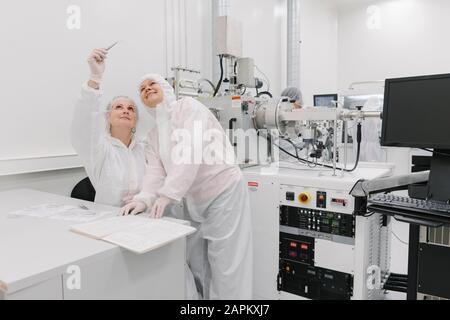 Two scientists working in laboratory Stock Photo
