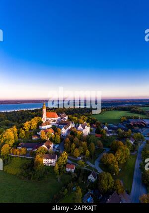 Luftaufnahme bei Sonnenaufgang, Deutschland, Bayern, Oberbayern, Pfaffenwinkel, Ammersee, Kloster Andechs Stock Photo