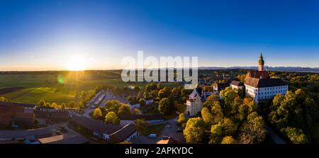 Luftaufnahme bei Sonnenaufgang, Deutschland, Bayern, Oberbayern, Pfaffenwinkel, Ammersee, Kloster Andechs Stock Photo