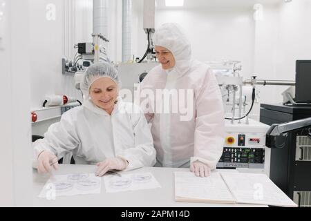 Two scientists working in laboratory Stock Photo