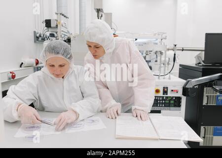 Two scientists working in laboratory Stock Photo
