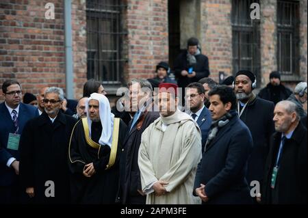 Oswiecim, Poland. 23rd Jan, 2020. Sheikh Mohammed al-Eissa, the secretary-general of the Muslim World League and David Harris, the director of the American Jewish Committee pay respect in front of the death wall inside the Nazi German Auschwitz concentration camp ahead of the 75th Anniversary of Auschwitz Liberation. Credit: SOPA Images Limited/Alamy Live News Stock Photo