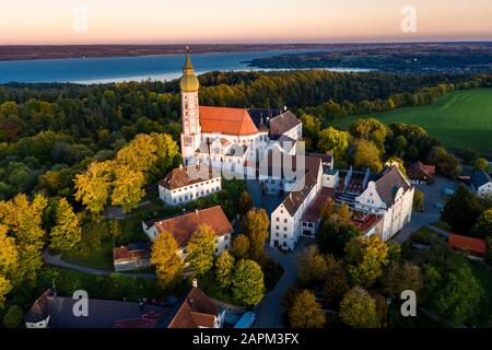 Luftaufnahme bei Sonnenaufgang, Deutschland, Bayern, Oberbayern, Pfaffenwinkel, Ammersee, Kloster Andechs Stock Photo