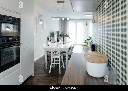 Modern open plan kitchen Stock Photo