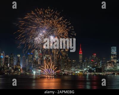 New York, New York, USA. 23rd Jan, 2020. Weehawken, New Jersey U.S.: fireworks are set off on the Hudson River for the Chinese New Year's celebration. Credit: Corine Sciboz/ZUMA Wire/Alamy Live News Stock Photo