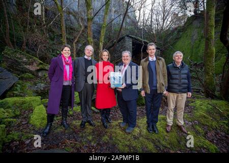 (Left to right) Dr Katheryn Roberts, Dr David Gwyn (historian), Heritage Minister Helen Whatley, Cllr Gareth Thomas, UK Welsh Minister David Davies and Slate Museum worker David Roberts at the Welsh Slate Museum in Llanberis, to mark the news that the slate mining landscape of northwest Wales could be the UK’s next UNESCO World Heritage site. Stock Photo