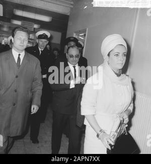 Liz Taylor at Schiphol Airport (she came to watch films of her husband Richard Burton) Date: 26 april 1965 Location: Noord-Holland, Schiphol Keywords: actors, actresses, films, movie stars, airports Personal name: Taylor, Elizabeth Stock Photo