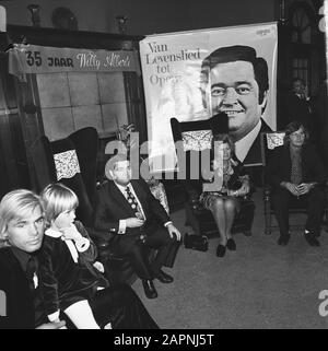 Willy Alberti, 35 years artist, during ceremony of Joop Oonk and granddaughter, Willy Alberti and Mrs. Alberti and the son of Willy Date: October 15, 1973 Keywords: tribute, singers Personal name: Alberti, Willy Stock Photo