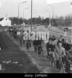 AZ supporters on the bike on their way to Haarlem for the match against FC Haarlem, this in connection with the carless Sunday  Cycling supporters Date: 11 November 1973 Location: Noord-Holland Keywords: car-free, bicycles, supporters Stock Photo