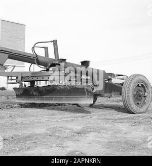 agricultural machinery and tools, work, seaman grader Date: undated Keywords: agricultural machinery and tools, work Personal name: seaman grader Stock Photo