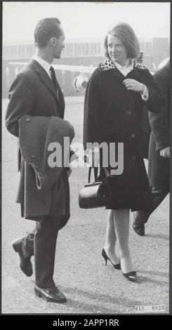 Departure Don Carlos. After a short stay in the Netherlands, Tuesday afternoon from Schiphol to Paris the fiancée of Princess Irene Date: 10 March 1964 Location: Noord-Holland, Schiphol Keywords: royal house, departures, airports Personal name: Carlos Hugo, prince, Irene, princess Stock Photo