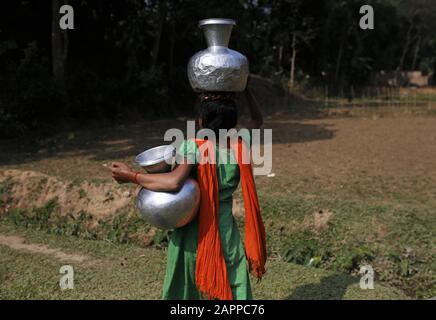 January 24, 2020, Sreemangal, Bangladesh: A girl carries fresh drinking water from a nearby tube well on the outskirts of Sreemangal, Moulvibazar district. (Credit Image: © MD Mehedi Hasan/ZUMA Wire) Stock Photo