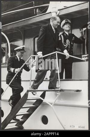 State visit by French President Coty to the Netherlands. Cruise through the port of Rotterdam with the Piet Hein in the company of Prince Bernhard Date: 23 July 1954 Location: Rotterdam, Zuid-Holland Keywords: boat trips, presidents, princes, ships, state visits Personal name: Bernhard, prince, Coty, René Stock Photo