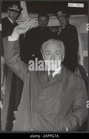After 15 months in East Germany again in the Netherlands. The Amsterdam businessman Theo J. Lenssen, who was arrested last year in Leipzig, has been released. He was arrested at the Leipziger Messe where he had a stand. He was accused of violating customs and foreign exchange provisions. In July 1964, he was sentenced by the Obergerich in East Berlin to 22 months' imprisonment, deducting pre-trial arrest. So he was released eight months earlier than expected. Date: 25 November 1964 Location: Noord-Holland, Schiphol Keywords: arrival and departure, airports Personal name: Lenssen, Theo J. Stock Photo