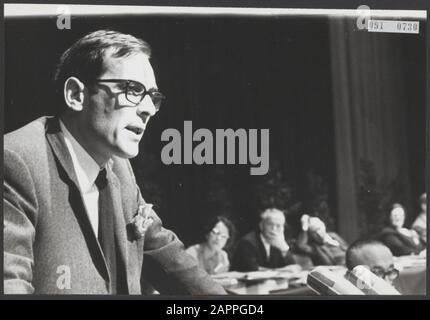 In the Amsterdam RAI the annual Congress of the Labour Party is held. Hans Lammers van Nieuw-Links speaks in the meeting Date: 24 November 1967 Location: Amsterdam, Noord-Holland Keywords: congresses, politicians, political parties, speeches Personal name: Lammers, Han Institutional name: PvdA Stock Photo
