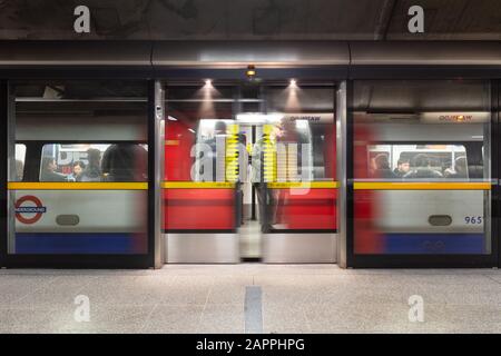 Platform Edge Doors on the Jubilee Line at Waterloo Underground station ...