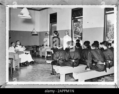 Royal Marine Institute in Surabaya. Inspection of a classroom Date: 1940-1945 Location: Dutch East Indies, Surabaya Keywords: headquarters, inspections, classrooms, navy, Second World War Stock Photo