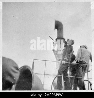 MN [Merchant Navy]/Anefo London series  [Armed Merchant Ship is looking at the sky] Annotation: Repronegative Date: 1943 Location: Great Britain Keywords: crew, merchant fleets, navy, ships, World War II Stock Photo
