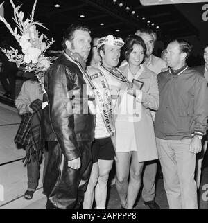 World Cycling Championships, Leicester, England; final amateurs stayers; Tribe and wife and pacemaker Stakenburg after victory Date: August 12, 1970 Location: Great Britain, Leicester Keywords: Amateurs, Wife, Cycling Stock Photo