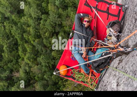 Climber resting on portaledge, trad climbing, Stawamus Chief, Sea to Sky corridor, Squamish, British Columbia, Canada Stock Photo