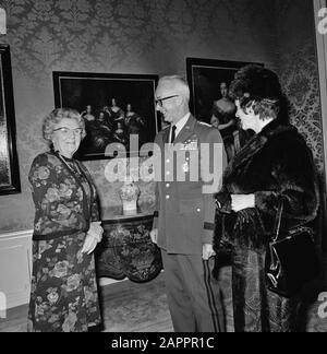 Queen Juliana receives general Goodpaster (commander in chief NATO) and his wife Date: November 18, 1974 Location: The Hague, Zuid-Holland Keywords: generals, queens, paintings Personal name: Goodpaster, Andrew, Juliana (queen Netherlands) Institution name: NATO Stock Photo