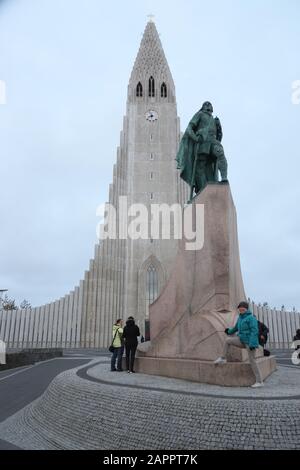 Hallgrímskirkja in Reykjavik mit der Statue von Leif Eriksson Stock Photo
