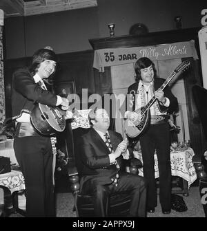 Willy Alberti, 35 years old artist, Willy and guitarists (?) Date: October 15, 1973 Keywords: singers Personal name: Alberti, Willy Stock Photo