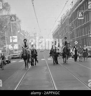 Carless Sunday in connection with the oil boycott  With horses by the Jordaan Date: 4 november 1973 Location: Amsterdam, Noord-Holland Keywords: car-free Sundays, oil boycott, oil crisis, horses, riders Stock Photo