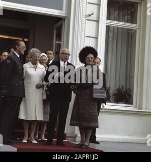 State visit of Queen Juliana and Prince Bernhard to West Germany  Queen Juliana and Prince Bernhard with President Heinemann and his wife on the platform of the Villa Hammerschmidt in Bonn Date: 26 October 1971 Location: Bonn, Germany Keywords: bordesses, queens, presidents, princes, state visits Personal name: Bernhard (prince Netherlands), Heinemann, Gustav, Heinemann, Hilde, Juliana (queen Netherlands) Stock Photo