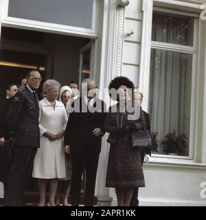 State visit of Queen Juliana and Prince Bernhard to West Germany  Queen Juliana and Prince Bernhard with President Heinemann and his wife on the platform of the Villa Hammerschmidt in Bonn Date: 26 October 1971 Location: Bonn, Germany Keywords: bordesses, queens, presidents, princes, state visits Personal name: Bernhard (prince Netherlands), Heinemann, Gustav, Heinemann, Hilde, Juliana (queen Netherlands) Stock Photo