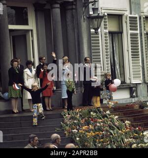 Koninginnedag 1974, defile Soestdijk; Princess Beatrix Date: April 30, 1974 Location: Soestdijk, Utrecht Keywords: Caleches, Defiles, QUEEINNEDAG, queens Personal name: Beatrix, princess, Bernhard, prince Stock Photo