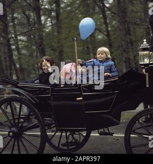 Koninginnedag 1974, defile Soestdijk; Princess Beatrix e Prinsjes in open caleche (also Queen Juliana and Prins Bernhard) Date: 30 april 1975 Location: Soestdijk, Utrecht Keywords: Defines Personal name: Beatrix, princess, Bernhard, prince, Juliana (queen Netherlands) Stock Photo